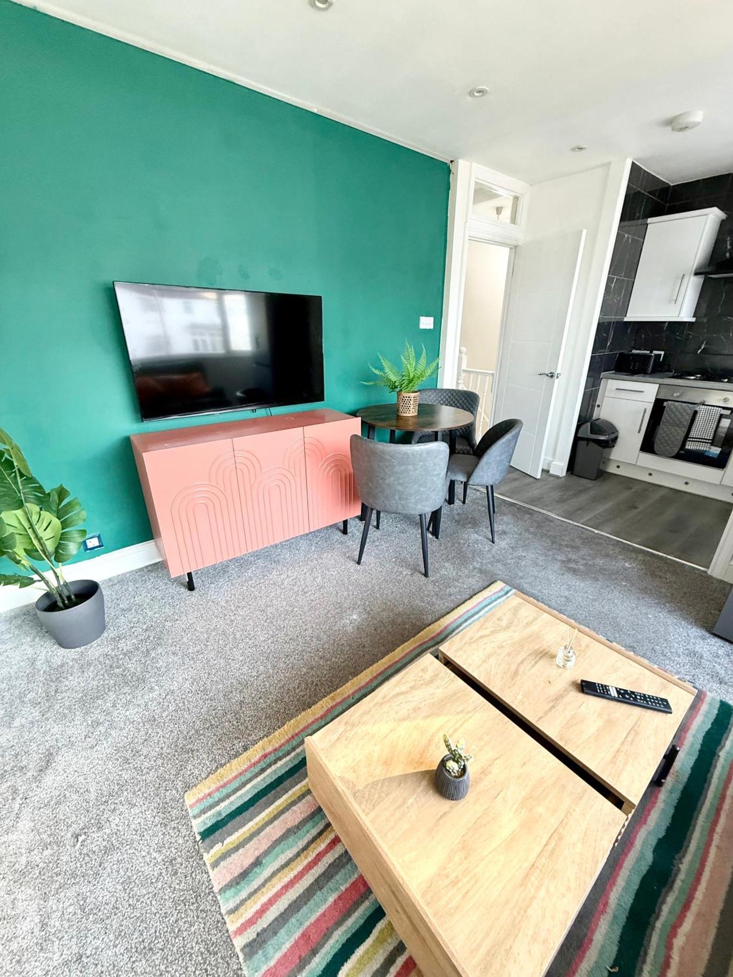 1 Bed Modern Walking Distance From Shopping Mall *
