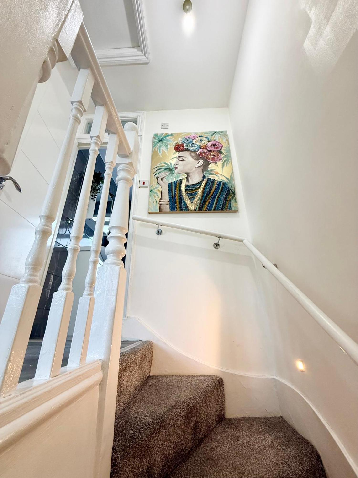Appartamento 1 Bed Modern Walking Distance From Shopping Mall Londra